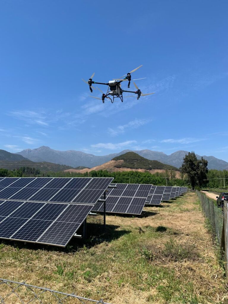 Dron sobre paneles solares
