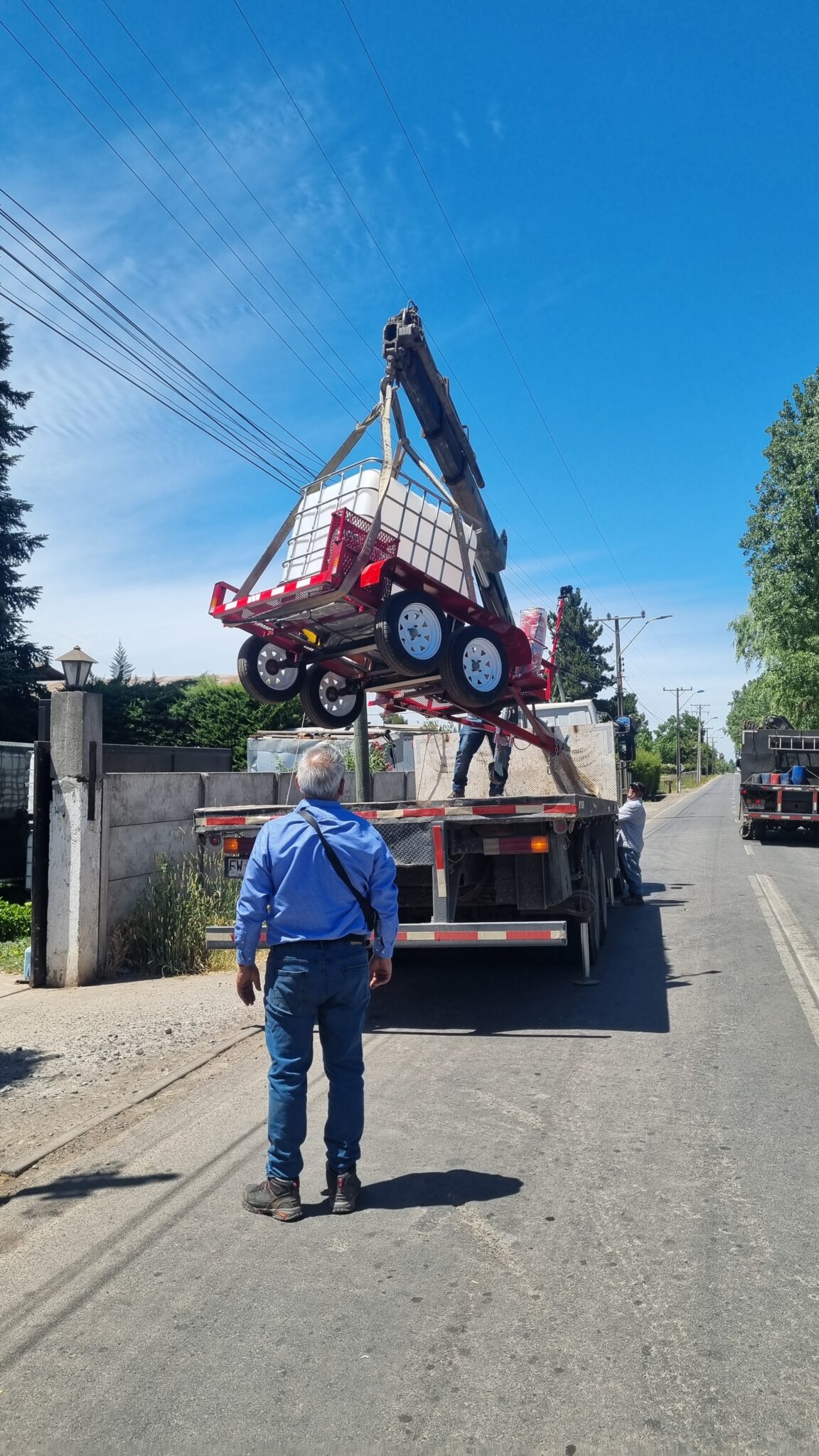 carga de carros de primea intervención contra incendios en camion con grua pluma