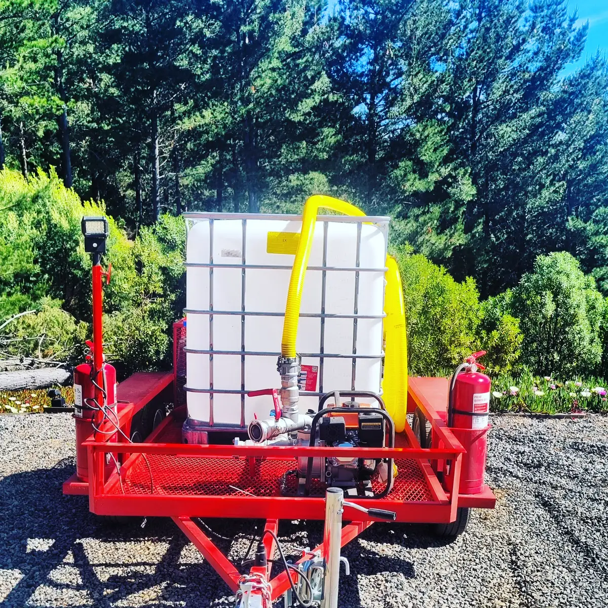 Carro contra incendios de alta presión con estanque IBC de 1.000 litros, motobomba 2″ y foco LED telescópico