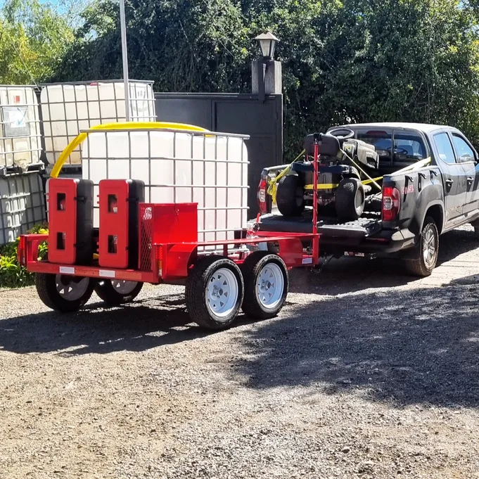 Carro contra incendios Modelo Mejorado enganchado a camioneta, listo para entrega