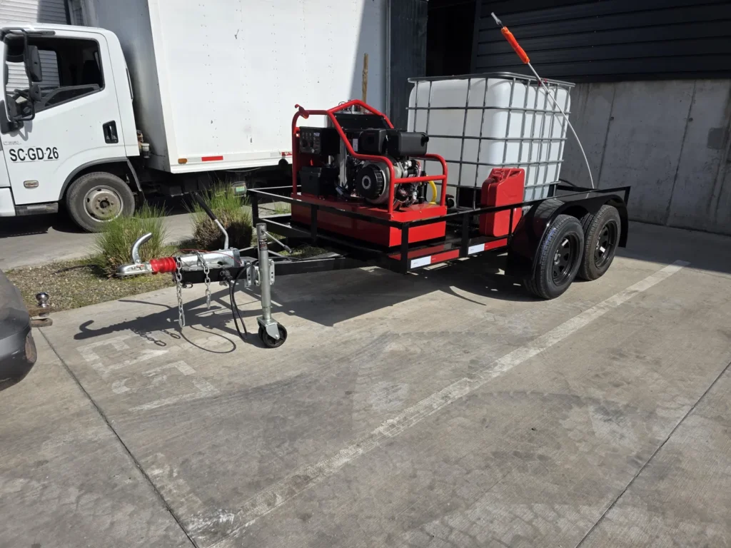 Hidrolavadora autónoma de agua caliente sobre carro de arrastre con estanque de 1.000 litros