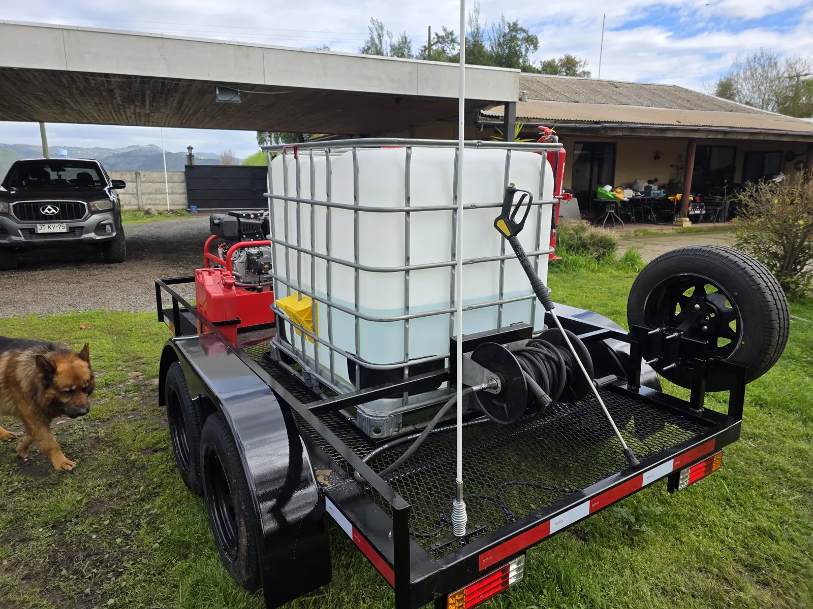 Hidrolavadora con estanque de agua de 1.000 litros y carrete de manguera sobre carro