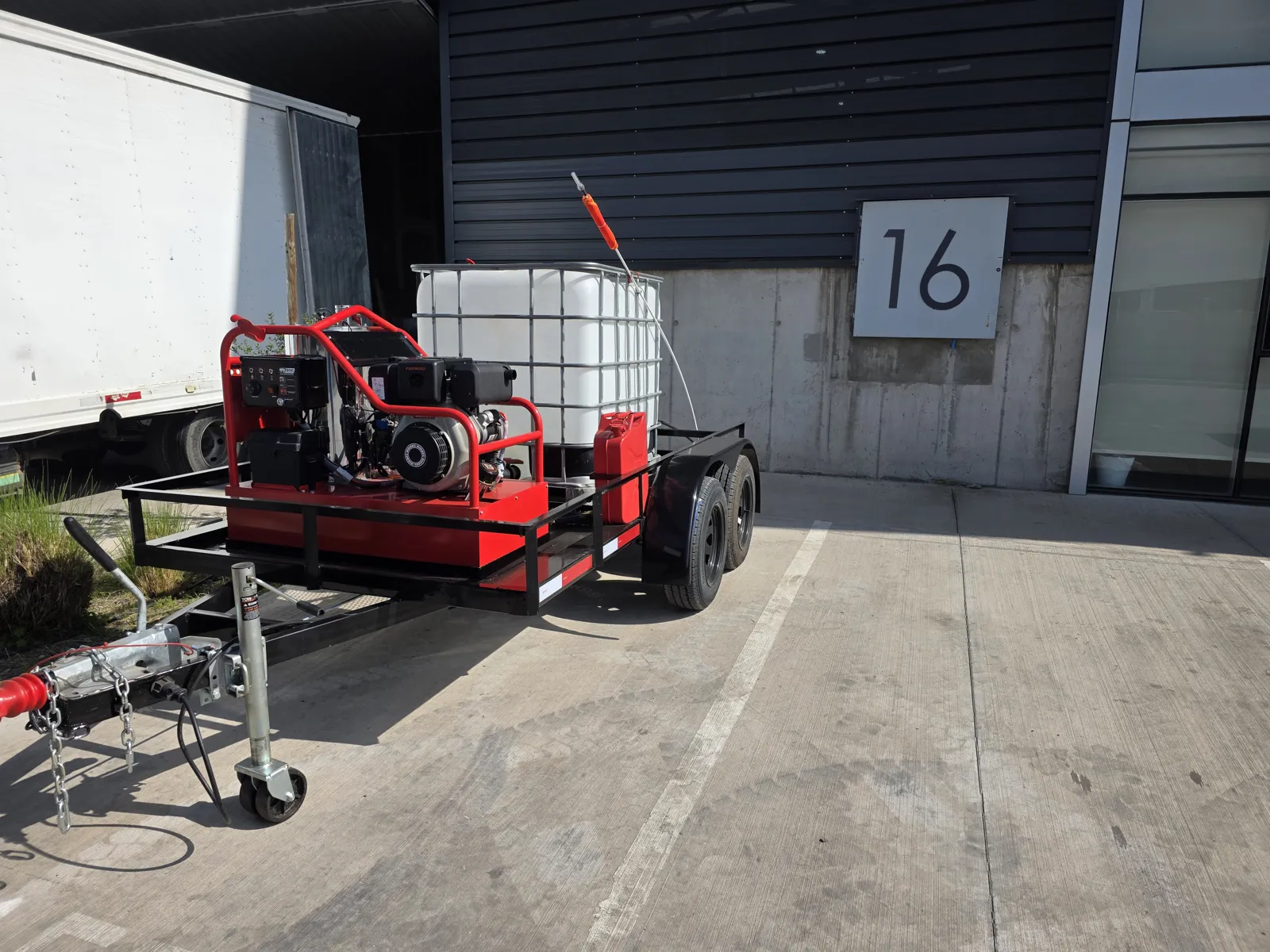 Hidrolavadora industrial autónoma sobre carro de arrastre doble eje