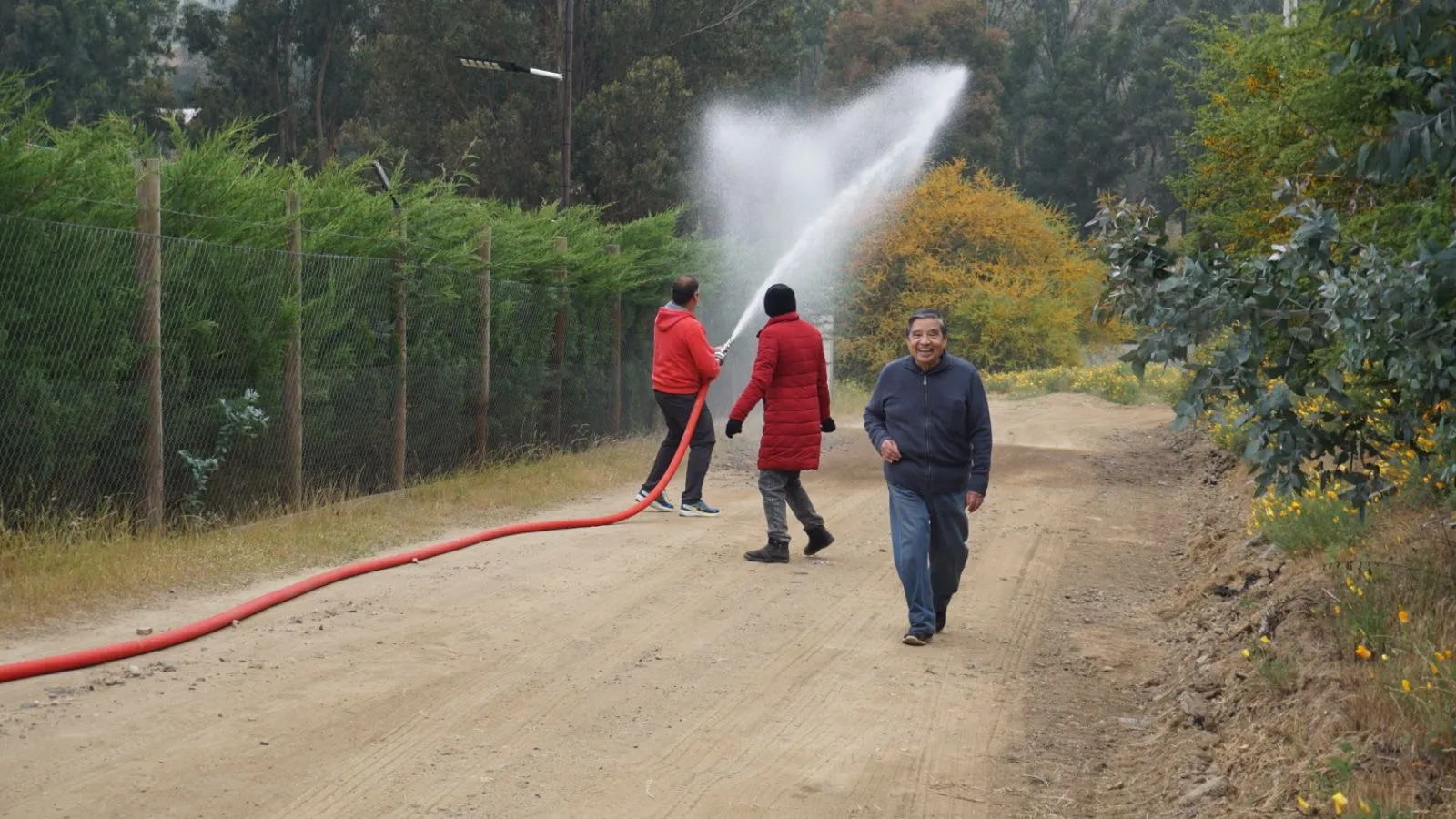 Prueba de lanzamiento de agua con carro contra incendios de alta presión y manguera Storz de 25 m