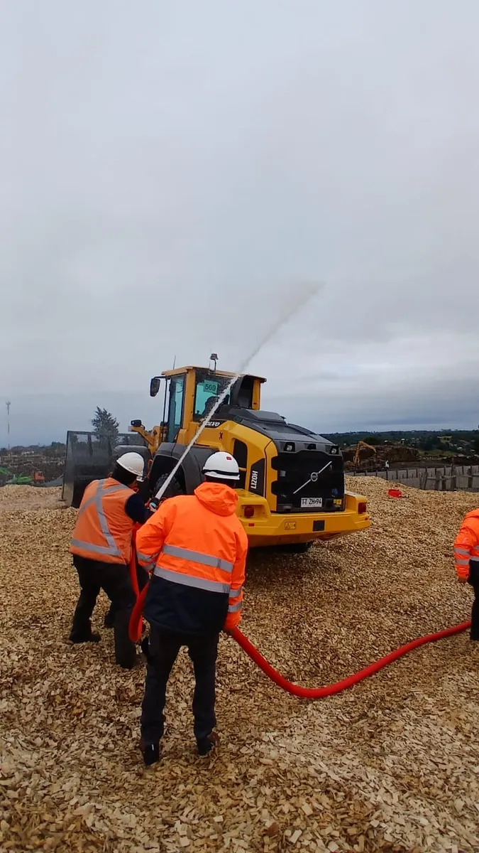 Prueba del pitón TURBOJET sobre acopio de biomasa con el carro contra incendios Modelo Mejorado